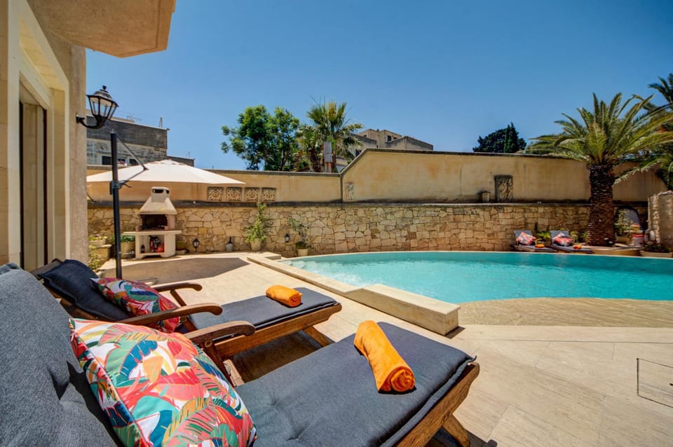 Boutique 5 BR Villa - Private Pool&Outside Dinning Villa in Malta