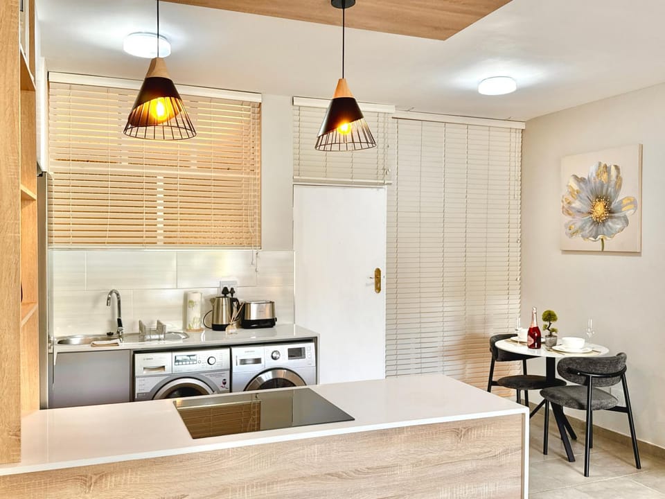 Kitchen or kitchenette, Dining area, stove, toaster, washing machine