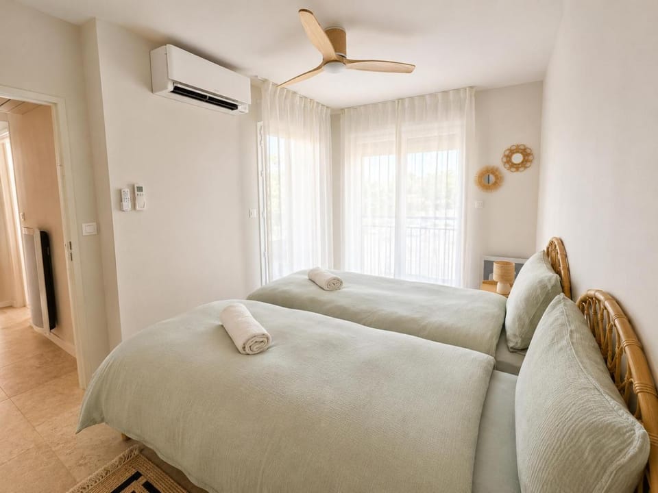 Photo of the whole room, Bedroom