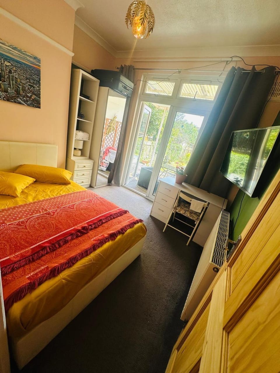 Bright London Bedroom with Garden in a Share House Apartment in London