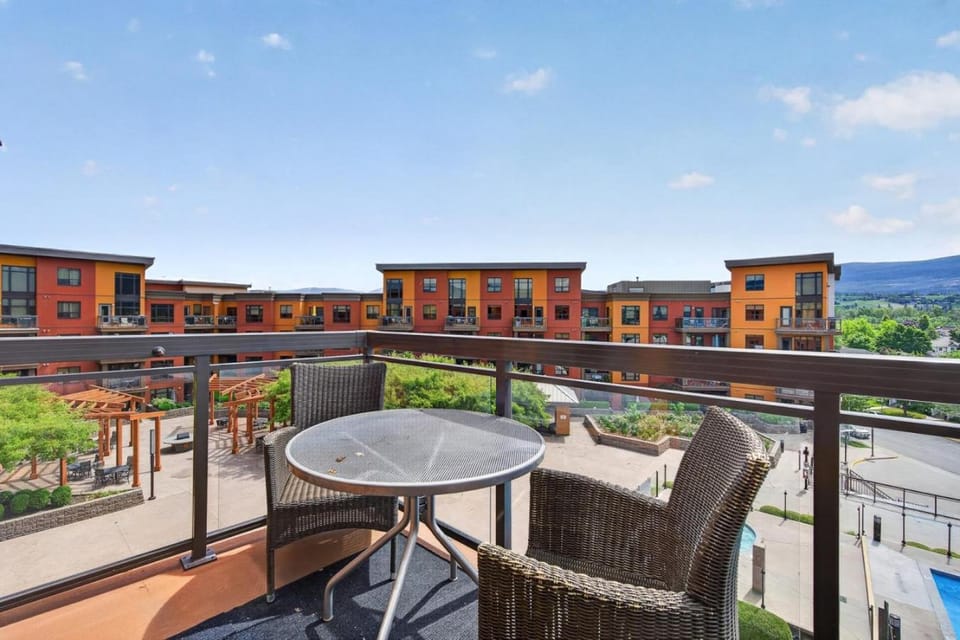 2 Bd Loft 603 at Playa w Pool and Hot Tub Apartment in Kelowna
