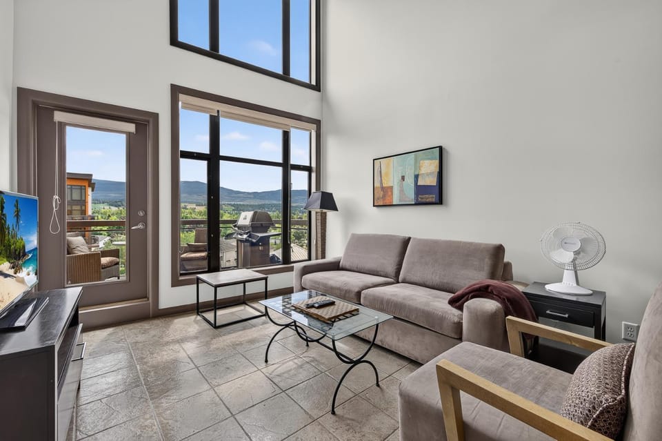 2 Bd Loft 603 at Playa w Pool and Hot Tub Apartment in Kelowna