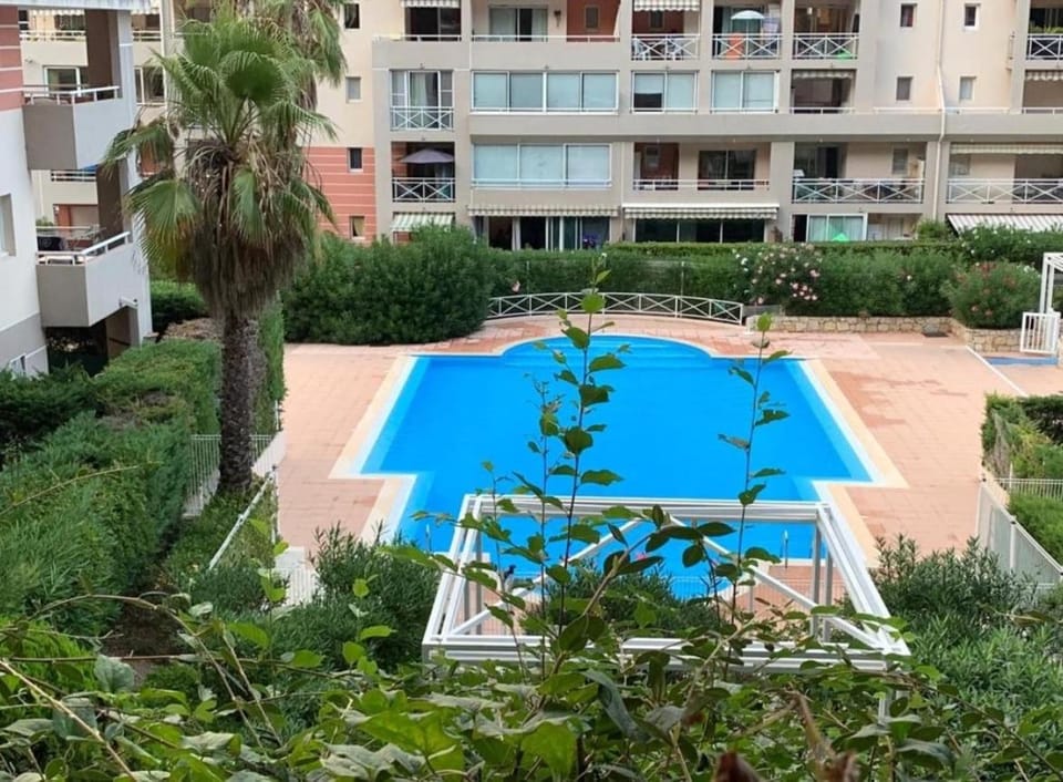Bright 2 bedrooms, pool, garage Apartment in Cagnes-sur-Mer