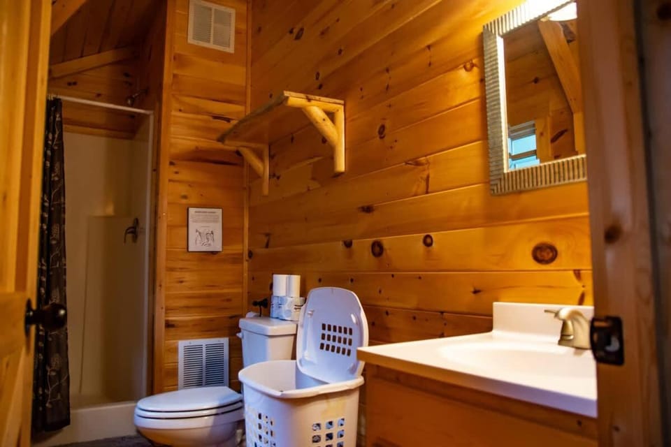 Millers Den at Avenwood Cabins Cabin in Falls Township