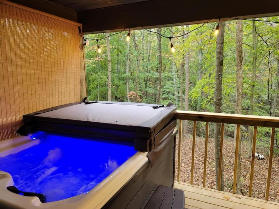 Owl's Tale at Avenwood Cabins Cabin in Falls Township