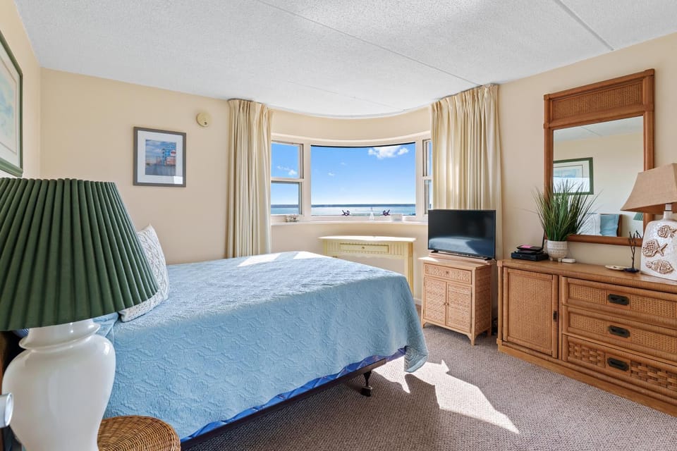 Oceanfront Atlantis Condo w Open Balcony & Bay Sunset Views House in Ocean City