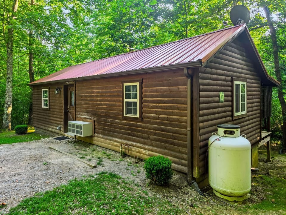 Buckeye Hut at Avenwood Cabins Cabin in Falls Township
