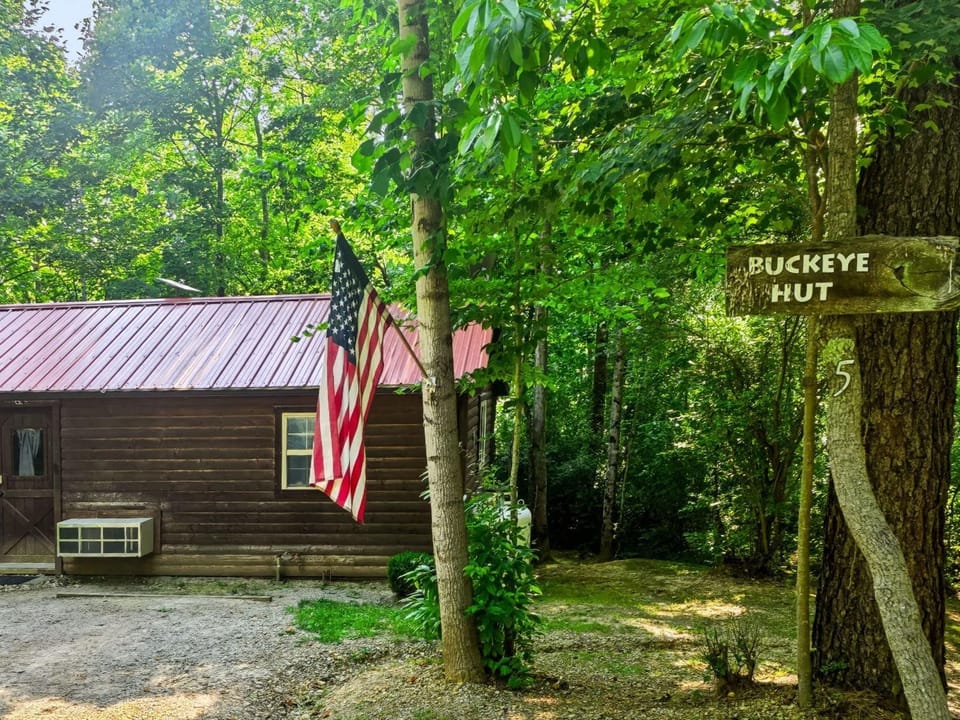 Buckeye Hut at Avenwood Cabins Cabin in Falls Township