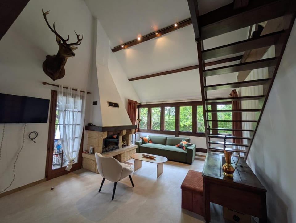 Communal lounge/ TV room, Living room, Seating area