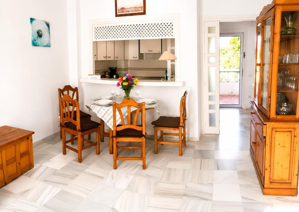 Dining area, kitchen
