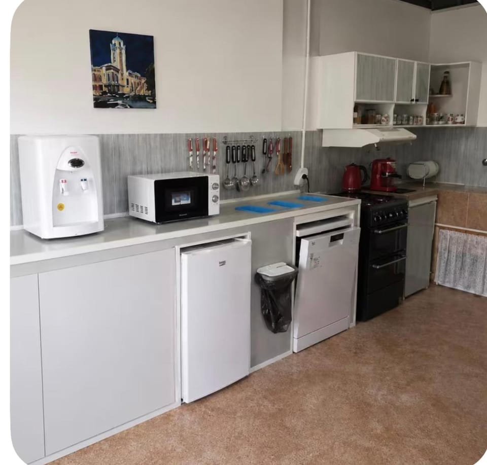 Coffee/tea facilities, Kitchen or kitchenette, dishwasher, oven, toaster
