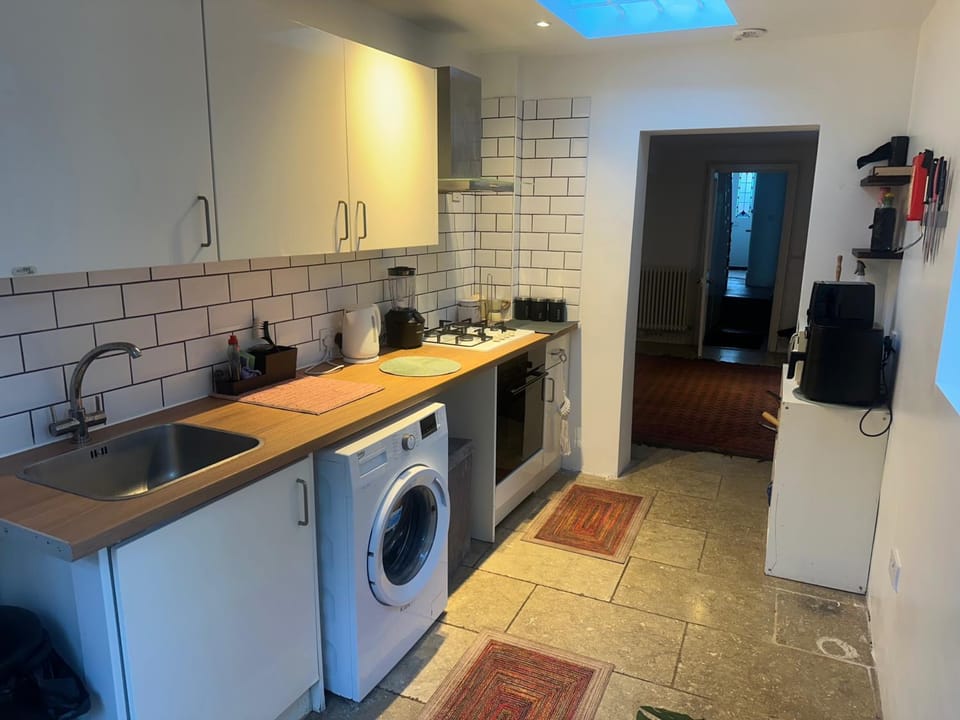 Kitchen or kitchenette, oven, stove, washing machine