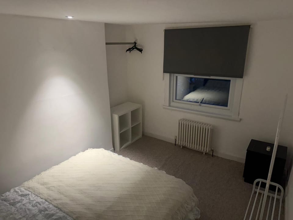 Bed, TV and multimedia, Bedroom, internet, wardrobe