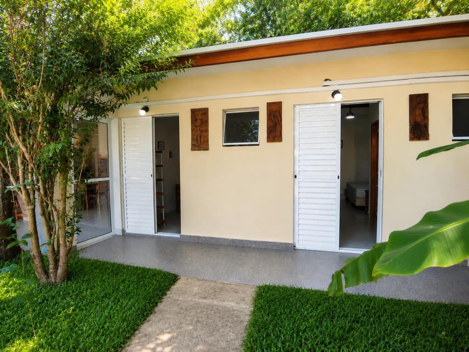 #BrisaDeBertioga -Praia de Bertioga Enseada a dois minutos andando para o MAR - Suite privativa com cozinha completa ao lado - Cozinha compartilhada apenas quando a única suíte vizinha estiver ocupada Apartment in Bertioga