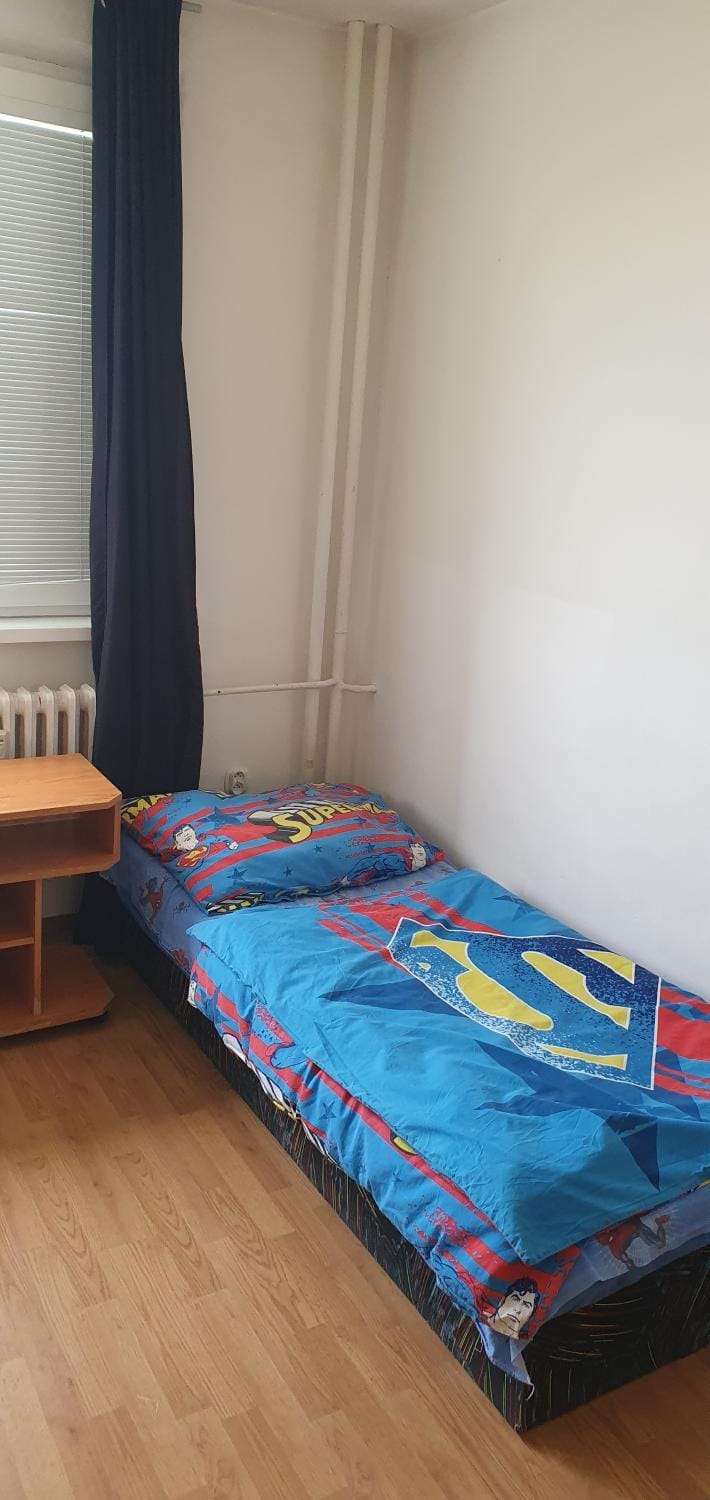 Maxwel TWIN ROOM, Forest 5 minutes, Playgrounds, athletic stadium, free tennis court 15 minutes,, free tennis coaching available Vacation rental in Bratislava