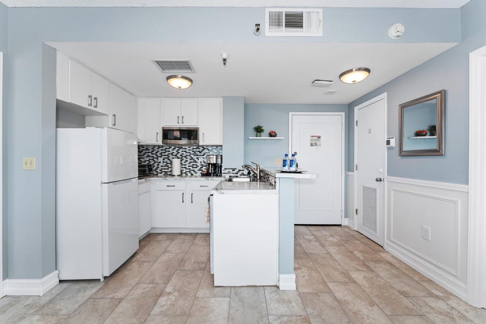 Coffee/tea facilities, Kitchen or kitchenette, microwave