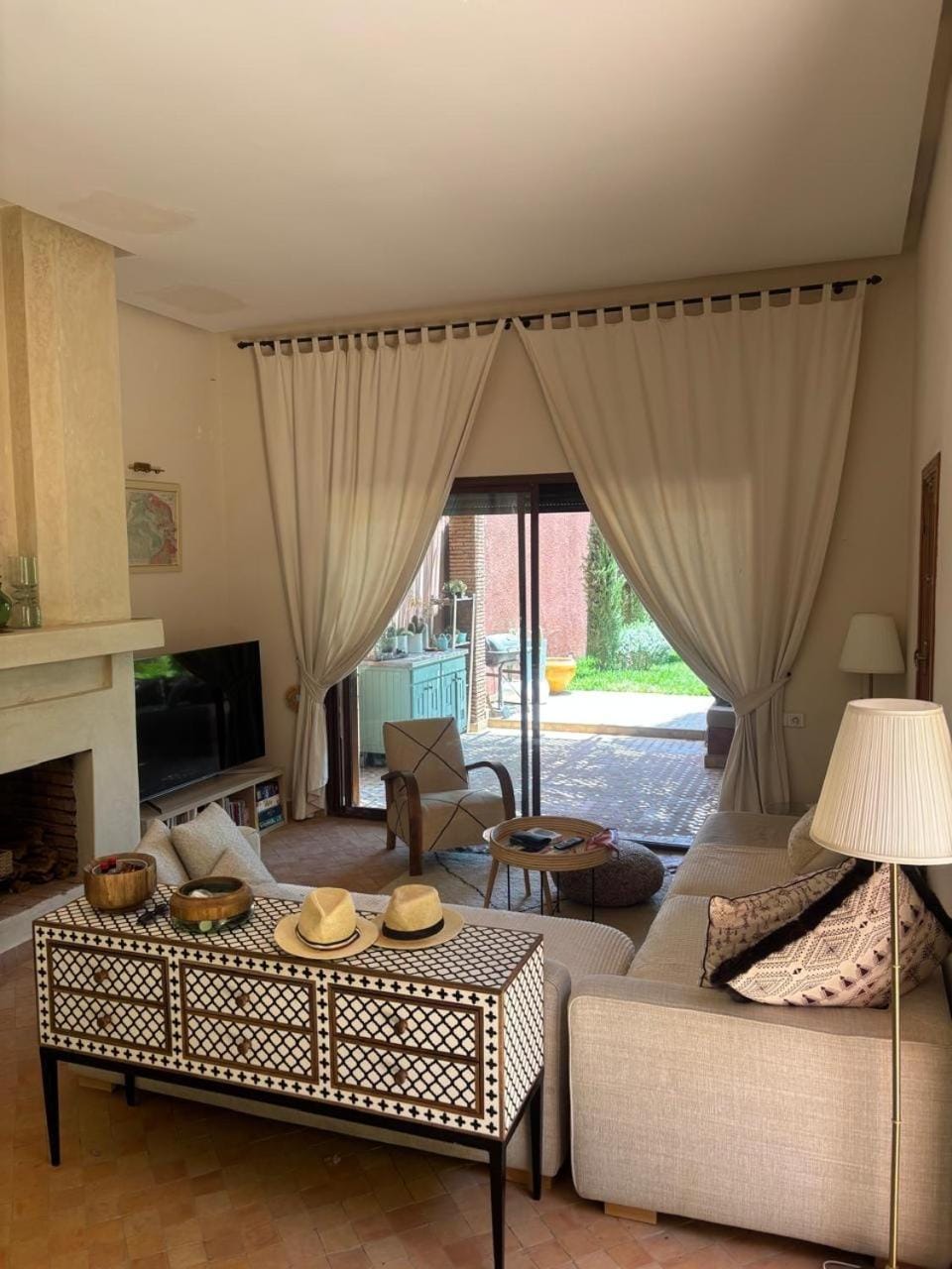 Bed, TV and multimedia, Living room, Seating area