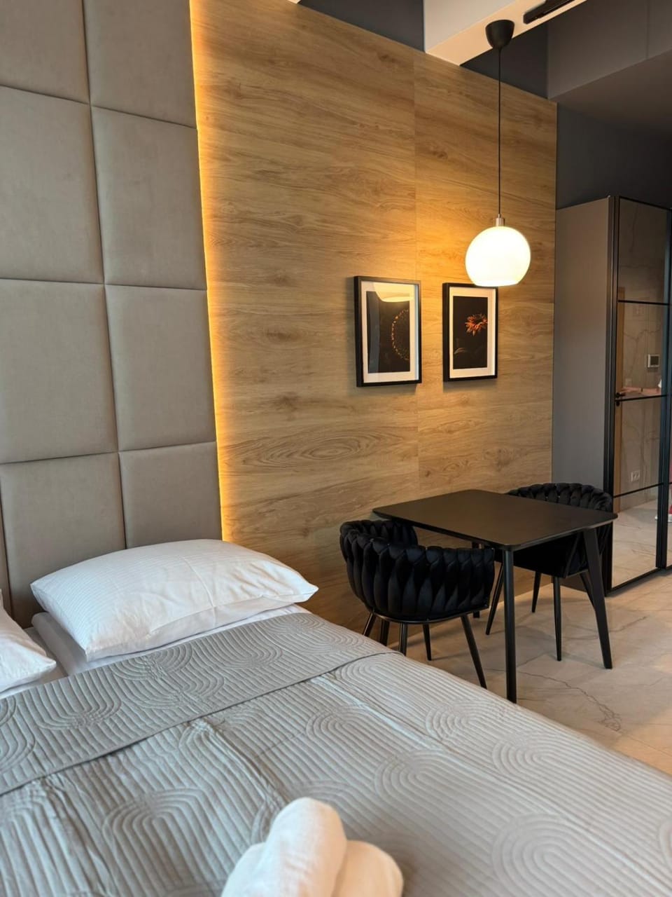 Bed, Living room, Photo of the whole room