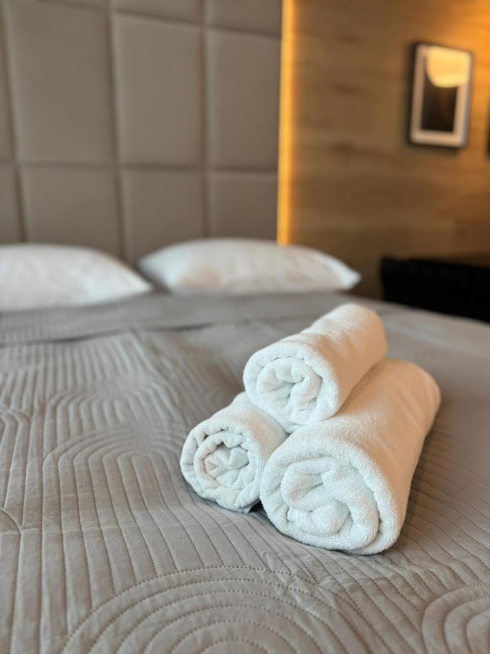 Bed, towels