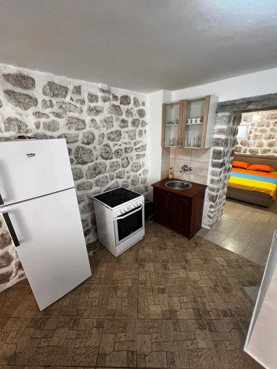Kitchen or kitchenette, oven