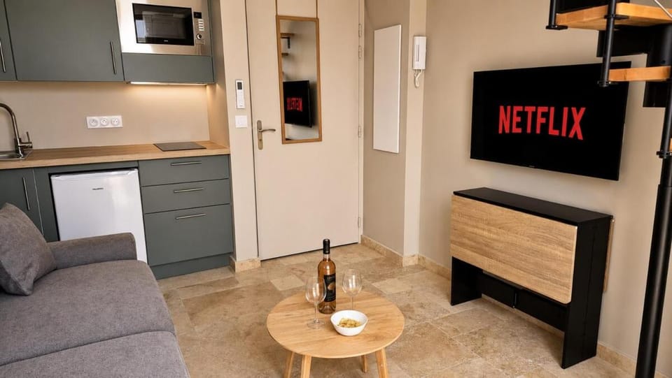 Kitchen or kitchenette, Living room