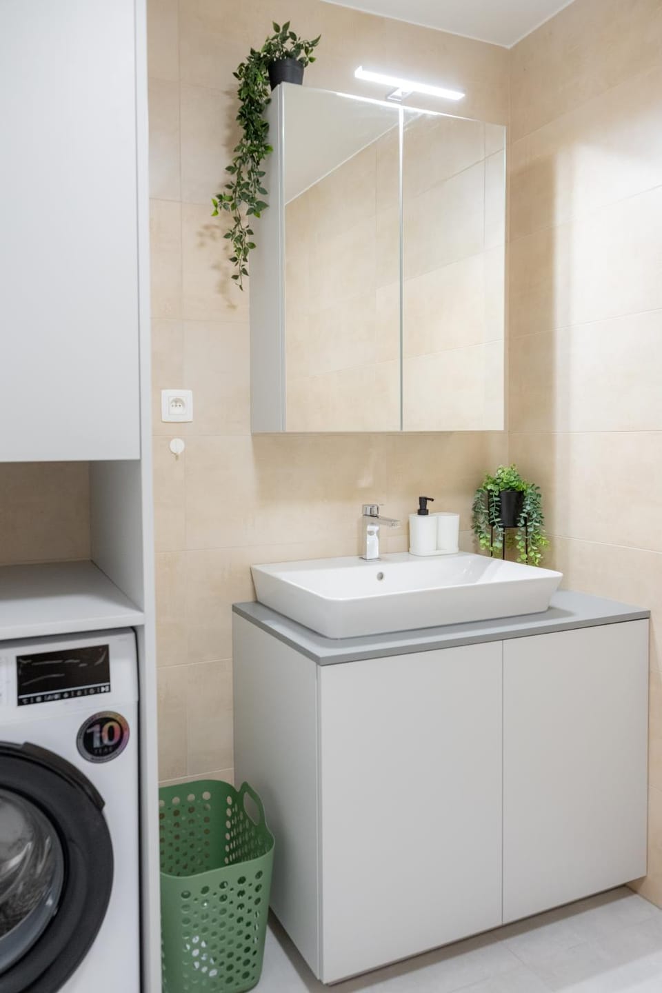 Kitchen or kitchenette, washing machine