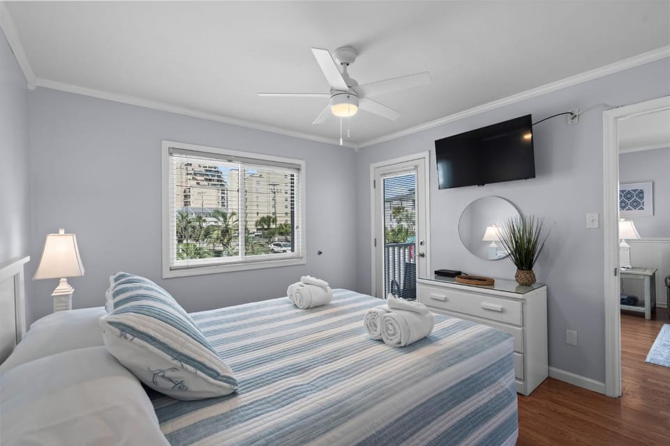 Coastal Retreat Steps 2 Beach Pool Views 1st Floor Apartment in Garden City