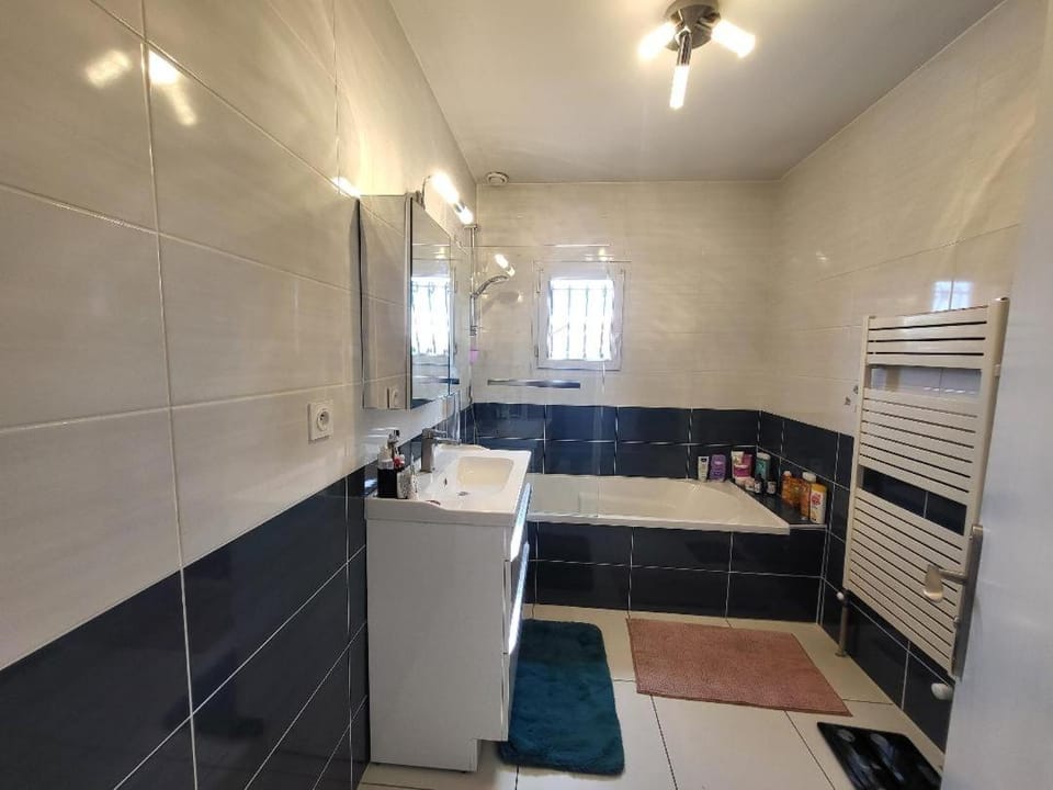 4-bedroom house, 2 bathrooms, swimming pool, Eurexpo Villa in Auvergne-Rhône-Alpes