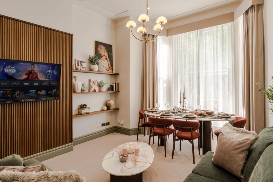 TV and multimedia, Living room, Seating area, Dining area