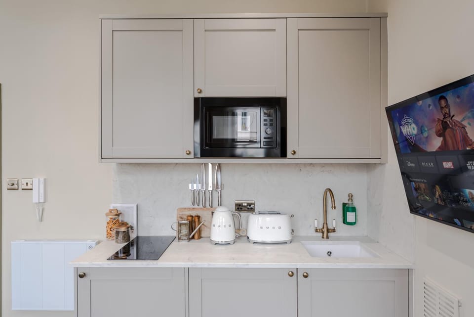 Coffee/tea facilities, Kitchen or kitchenette, stove