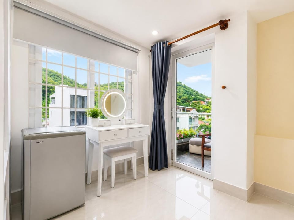View (from property/room), Balcony/Terrace, Mountain view