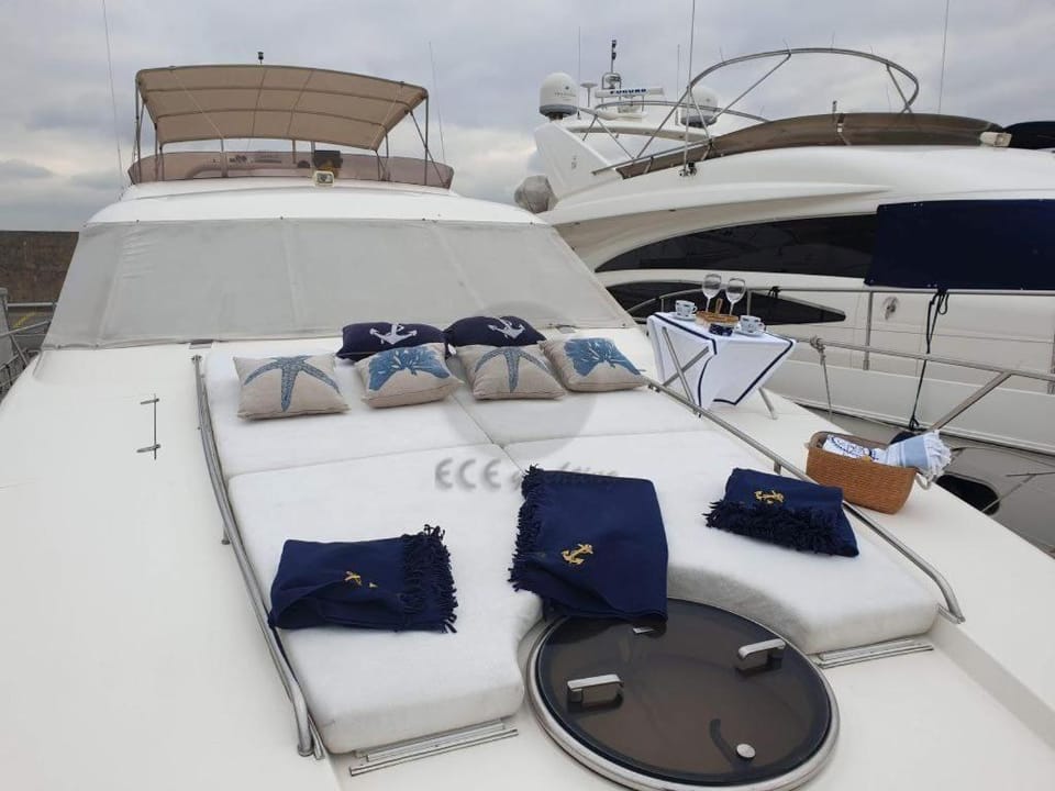 Holyship 4 Cabin Fairline Squadron 65 Motoryacht Cabin in Bodrum