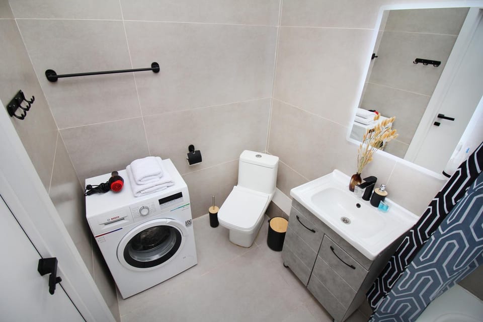 Shower, Toilet, Bathroom, towels, washing machine