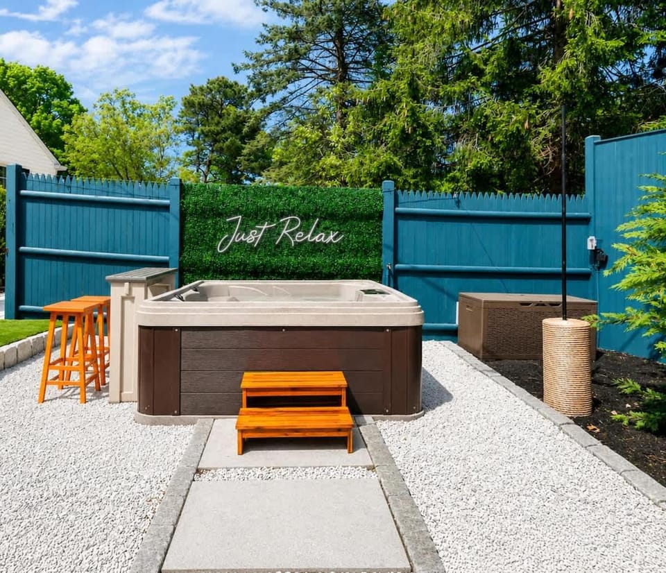 Pool, Hot Tub, Pickleball, Games, Movies, Playroom, Pets OK House in Centerville