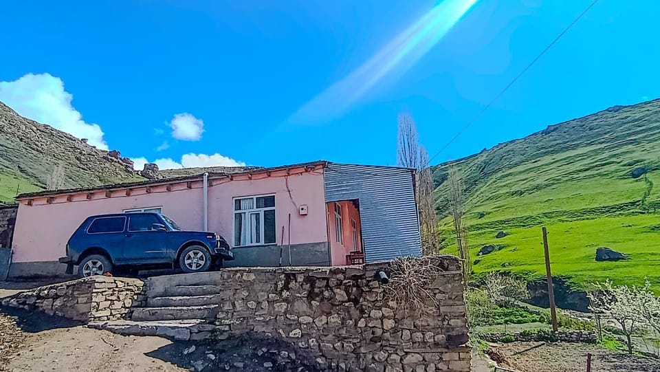 Property building, Spring, Day, Natural landscape, Mountain view, Parking