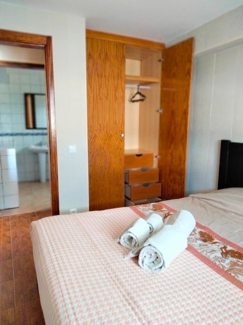 Bed, Bedroom, towels, wardrobe