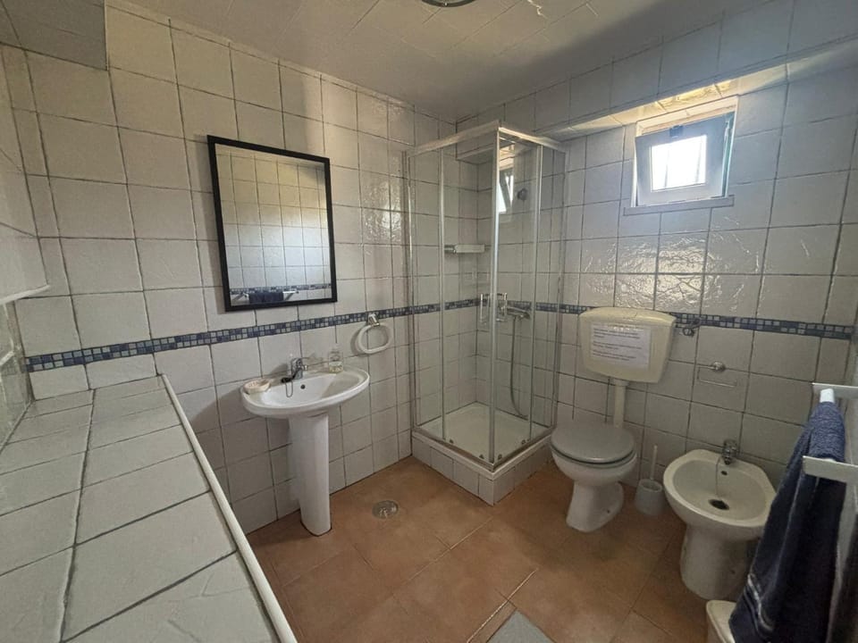 Shower, Toilet, Bathroom, bidet, towels