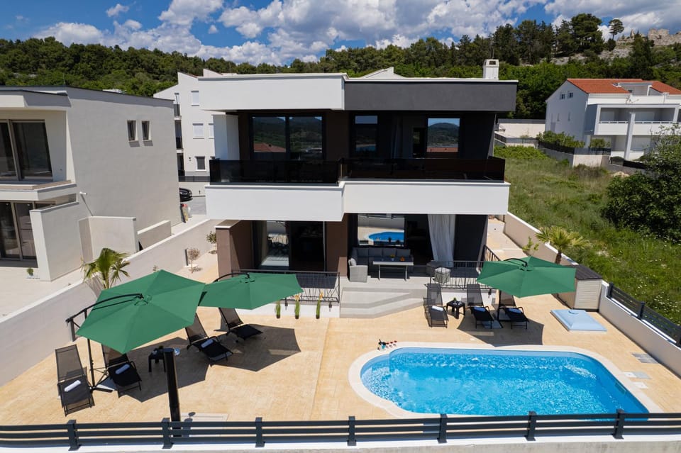 Property building, Balcony/Terrace