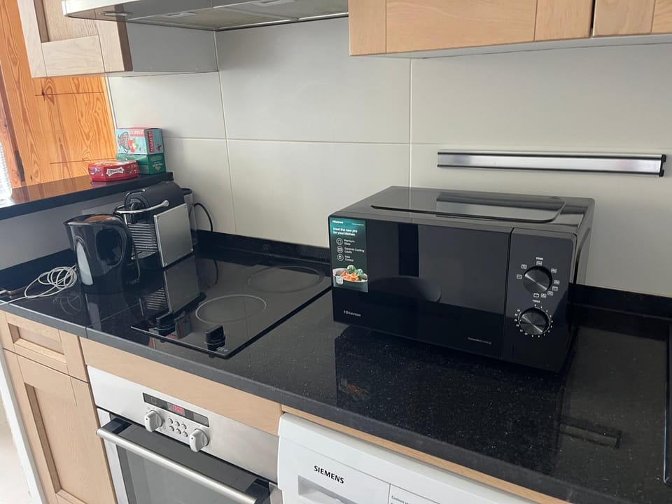 Kitchen or kitchenette, minibar, oven, stove