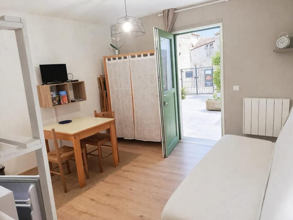 Studio d'étape fonctionnel - Vieux village Apartment in Provence