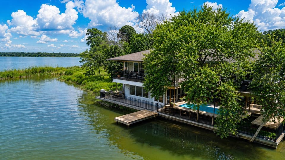 Lakefront, Pool, TreeHouse, 10BR, GameRoom, Hottub House in Eagle Mountain Lake