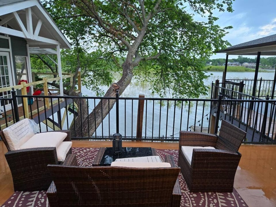 Lakefront, Pool, TreeHouse, 10BR, GameRoom, Hottub House in Eagle Mountain Lake