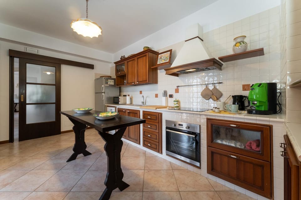 Coffee/tea facilities, Kitchen or kitchenette, Dining area, dishwasher, oven, stove, toaster