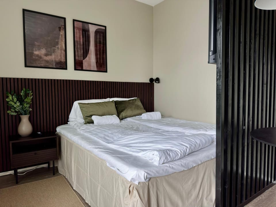 Bed, Photo of the whole room, Decorative detail, Bedroom