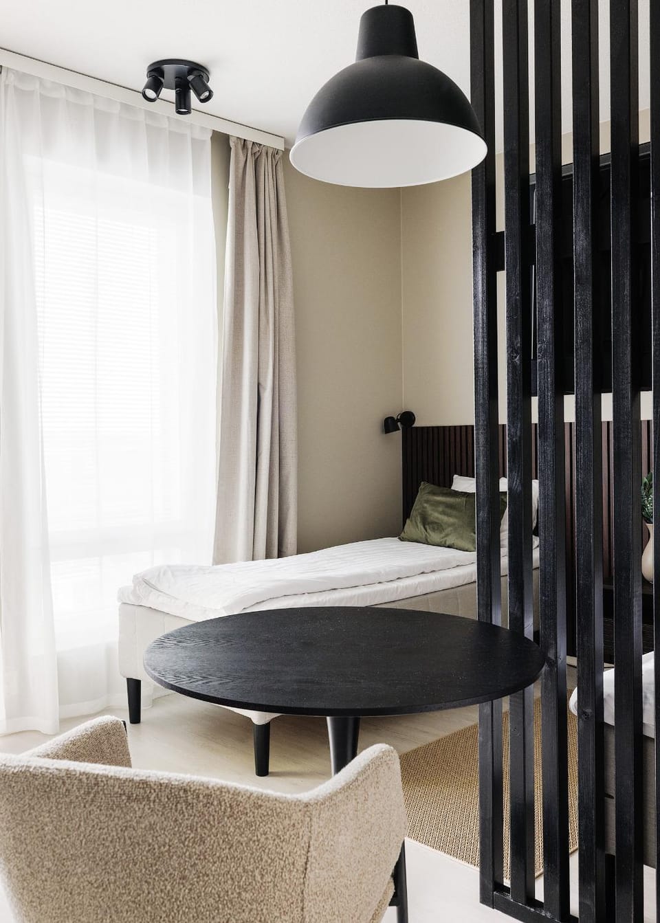 Bed, Seating area, Bedroom