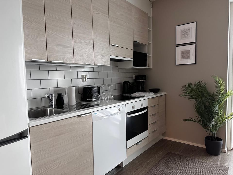 Coffee/tea facilities, Kitchen or kitchenette, dishwasher, microwave, oven, stove
