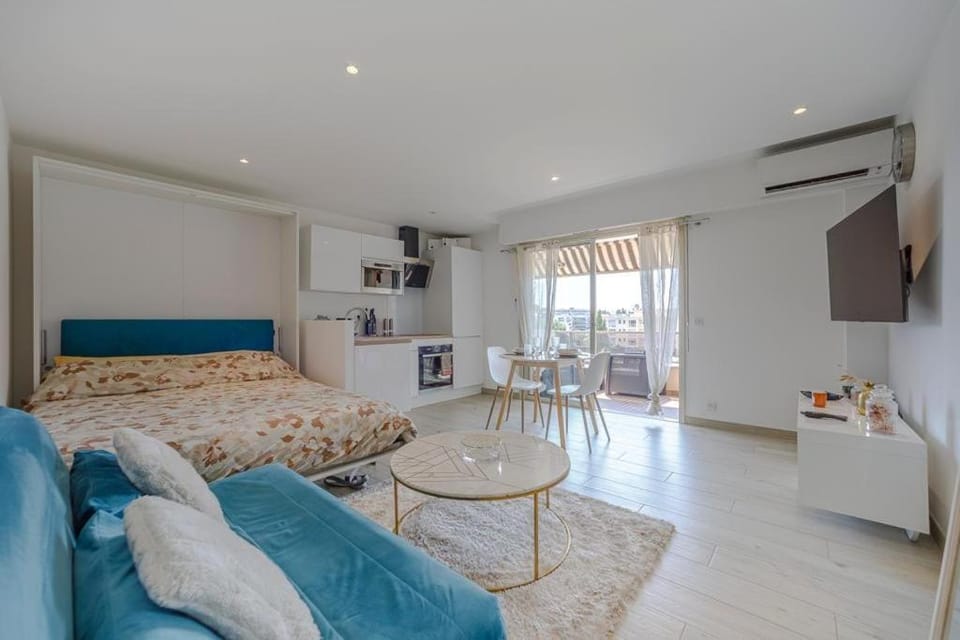 Superb Renovated Studio - Terrace - Beach 2 min away Apartment in Cagnes-sur-Mer