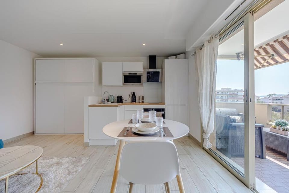 Superb Renovated Studio - Terrace - Beach 2 min away Apartment in Cagnes-sur-Mer