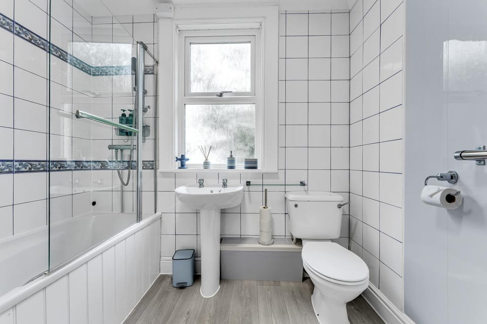 Shower, Toilet, Bathroom, Bath