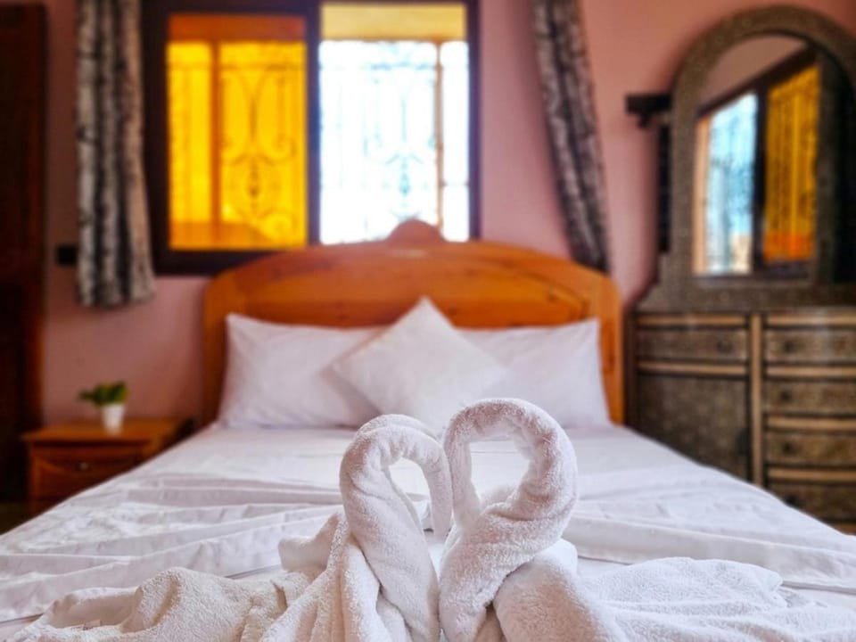 Bed, Photo of the whole room, Bedroom, towels